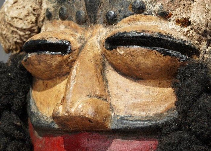 Een houten masker - oorlog - Ivoorkust (Zonder minimumprijs), Antiek en Kunst, Kunst | Niet-Westerse kunst