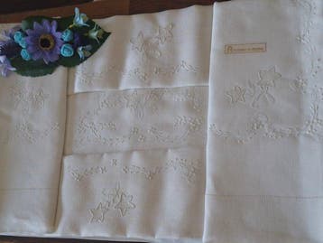 Romantisch laken van puur linnen met identieke kussenslopen,, Antiek en Kunst
