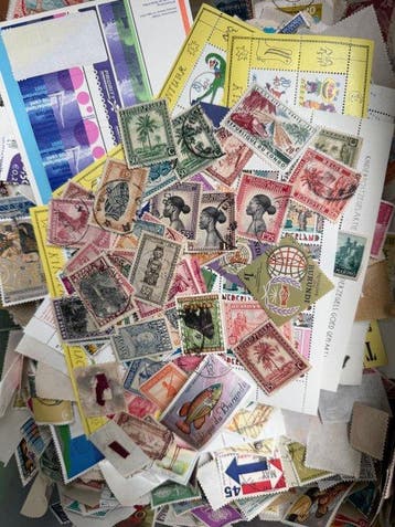 Wereld - Ruim 5000 ongesorteerde postzegels in doos,, Gestempeld