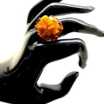 Oude ring met natuurlijke Baltische barnsteen bloem -