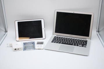 Lot of 4 vintage Apple devices: MacBook Air | iPad 6th Gen |, Nieuw