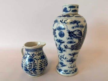 Een blauw-witte Draak vaas en Bloem melkkan uit de late