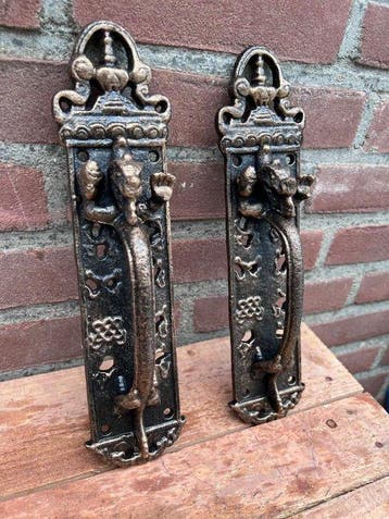 Decoratief ornament (2) - Europa - 2 gietijzeren deurklinken