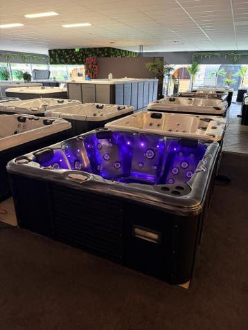 Luxe Jacuzzi / Spa 200x200 cm – Compleet&Direct Beschikbaar, Ophalen, Zo goed als nieuw, Pomp, Vast