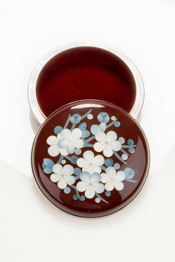 Doos - Een ronde Ando cloisonné doos versierd met