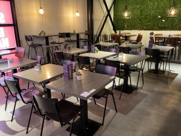 Online veiling: Diverse horecameubilair: tafels, bartafels, Huis en Inrichting, Tafels | Eettafels, Nieuw
