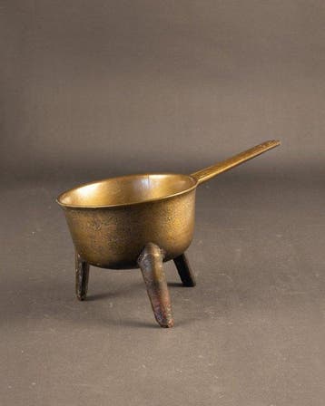Tripod skillet + IOHN · FATHERS. - Pot - Brons