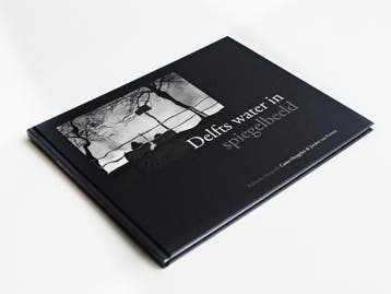 Delfts water in spiegelbeeld - poÃ«tische fotografie, Verzenden, Gelezen, C. Huygelen
