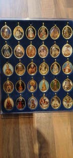 Themacollectie - Doos met 30 medailles van Toewijding aan de