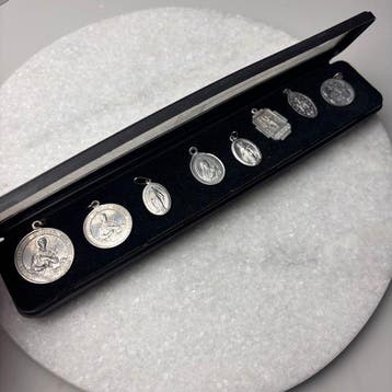 Reliëf, 8 antieke Religieuze medailles - 2 cm - Aluminium -