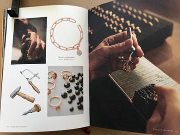 Bron - Fine Dutch Jewelry - Exclusieve Juweel-Ontwerpen, Antiek en Kunst, Ophalen of Verzenden, Goud