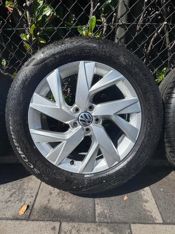 Volkswagen Tiguan Originele 18 inch velgenset met zomerband, Auto-onderdelen, Banden en Velgen, 18 inch, Gebruikt, Banden en Velgen