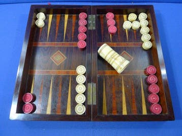 jeu de backgammon en marqueterie 30 palets os et un gobelet