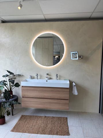 Houtkleurige badkamermeubel met ronde spiegel, Huis en Inrichting, Badkamer | Badkamermeubels, Ophalen, 100 tot 150 cm, Nieuw