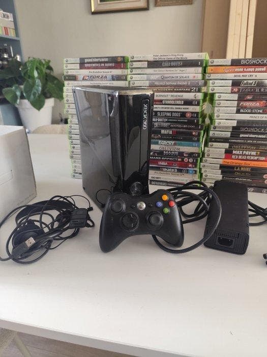 Microsoft - Xbox 360 - Xbox 360 Slim 250GB - Spelcomputer, Spelcomputers en Games, Spelcomputers | Overige Accessoires