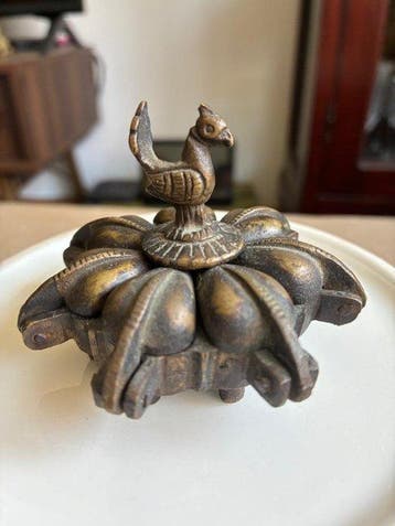 Doosje voor Tikka/Tilak in bronzen lotusvorm met centrale