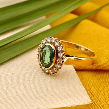 Gouden ring met smaragd en diamanten; 0,32 ct., Gebruikt, Ophalen of Verzenden, 17 tot 18, Met edelsteen
