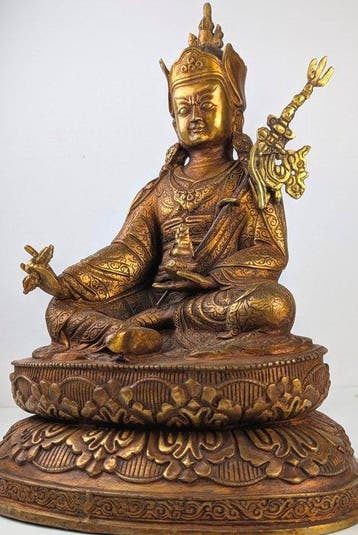 Rijk gedetailleerd standbeeld Guru Rinpoche (Padmasambhava)