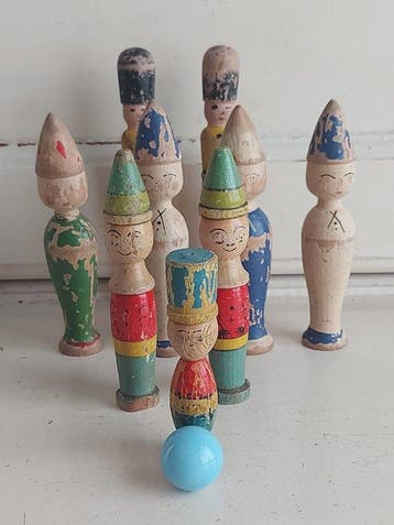 onbekend - Speelgoed 9 antieke houten skittles, kegels met