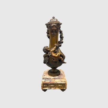 siervaas met putti op marmeren sokkel - Cassolette - Marmer,