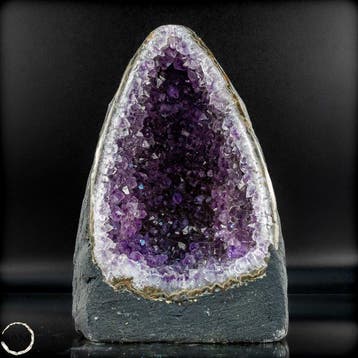 Natuurlijke amethist kristalkathedraal – diepviolette