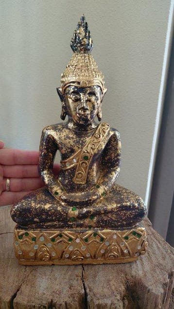 Thaise houten Boeddha – handbeschilderd met goudkleurige