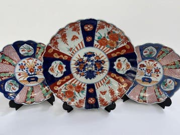 Onderbord (3) - Porselein - Imari uit de Meiji-periode