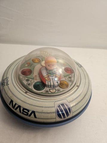 Tn - Speelgoed Tin speelgoed vliegende schotel met NASA