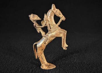 Horse rider statue with shield - sculptuur - Nommo -