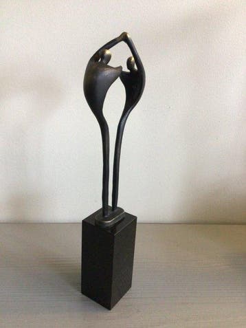 Corry Ammerlaan - sculptuur, “ Van mens tot mens “ - 23 cm -