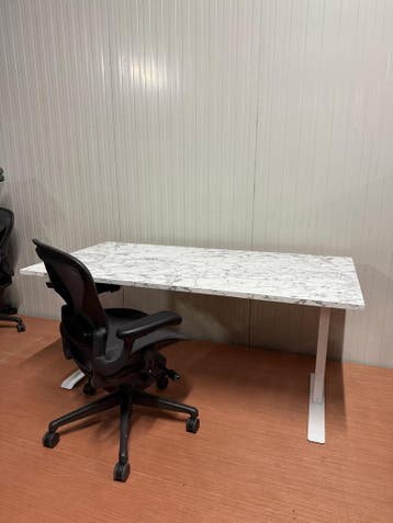 Zit Sta Bureau - Wit Frame - Marmer Bureaublad - Nieuw, Huis en Inrichting, Verzenden, In hoogte verstelbaar, Nieuw