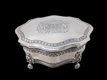 Coffret à pied en forme de lion, écusson Royale , avec