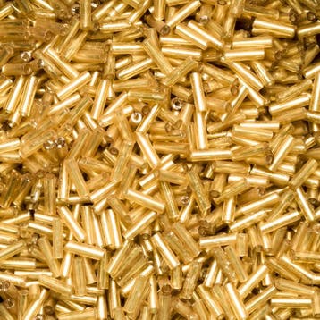 20 gram Bugles staafjes glaskralen goud 6mm, Ophalen of Verzenden, Nieuw, Kraal