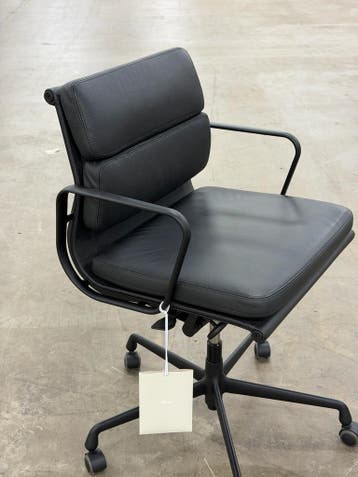 Vitra EA 217 Soft Pad Chair | All Black | NIEUW met kaartje, Zwart, Leer, Ophalen of Verzenden, Zo goed als nieuw