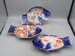 Arita - Schotel (3) - Porselein - Drie Imari-visborden, Antiek en Kunst