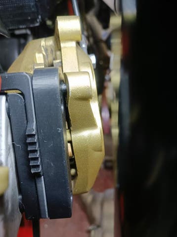 Ducati remklauw ophangadapter – 65 mm (axiaal)(bandenwis..., Motoren, Nieuw