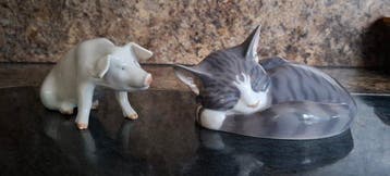 Royal Copenhagen - Beeldje - Sleeping cat and White Pig -