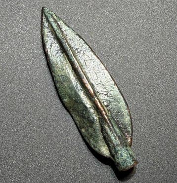 Oud-Grieks, Hellenistisch Bronzen pijlpunt met sokkel,
