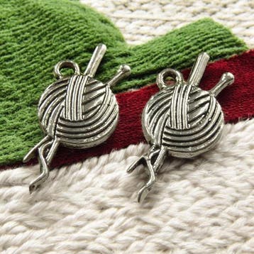 4 x Metalen bedeltje van breiwol, antiek zilverkleur afm..., Ophalen of Verzenden, Nieuw, Bedel