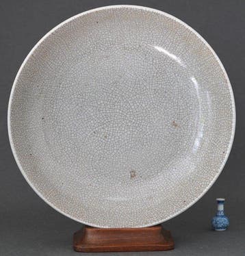 Yongzheng (1723-1735) - Bord - Large Delicate Ge Ware Deep