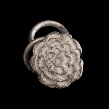 Middeleeuws Zilver Prachtige bloemrozet hanger — Shoshana &