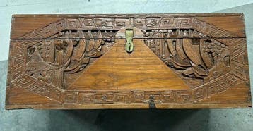 Beeldhouwde kamferhouten kist - China - Midden van de, Antiek en Kunst