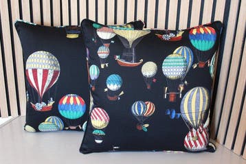 Met vintage stof mongolfieres van Fornasetti - Kussen