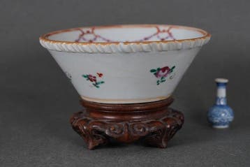Qianlong (1735-1796) - Kom - Floral Sprays and Strings -