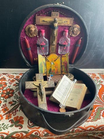 Geïnspireerd door de antieke stijl Crucifix - Hout, Messing,