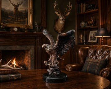 sculptuur, adelaar in vlucht op marmer voet - 24 cm - brons