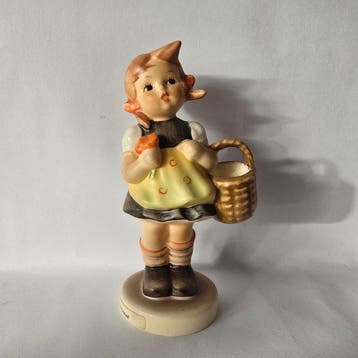 Goebel - Beeldje - Hummel 98/2/0 - Sister / Der erste