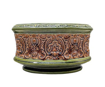 Jardinière en barbotine polychrome, travail Français de la