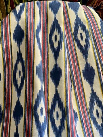 Dubbel breed. Etnisch ikat-geprint stof voor decoratie en