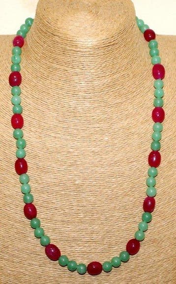 Een hele mooie ketting met handgemaakte robijn- en